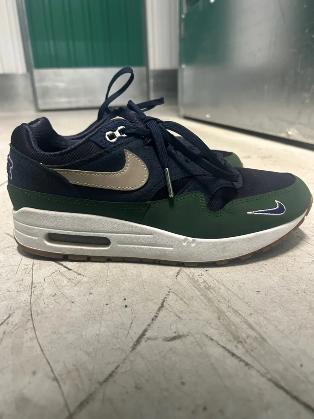 Nike Men’s Navy and Green Casual Sneakers - Picture 5 of 7